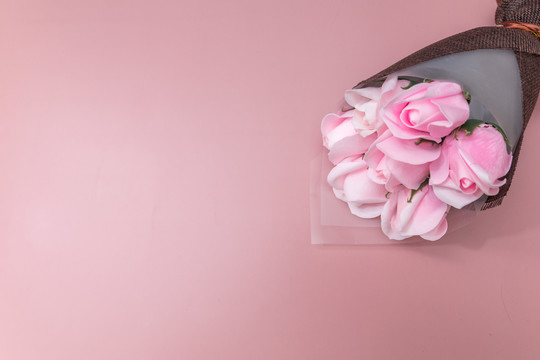 粉色背景纸上一束花