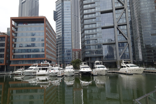上海虹口滨江停靠在内港的游艇
