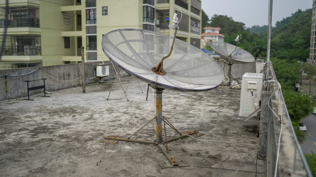 旧卫星信号接收器天台发射天线