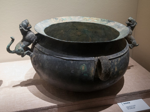 战国末期至西汉前期文物饰虎铜釜