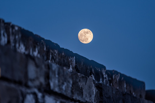 古城墙上的圆月
