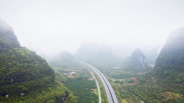 云雾里穿行在群山间的高速公路