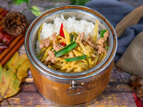 仔姜肉丝木桶饭