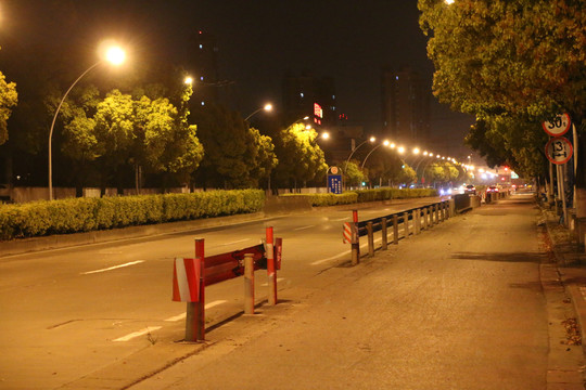 魔都夜晚马路灯光照