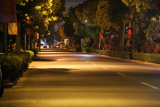魔都夜晚马路灯光照
