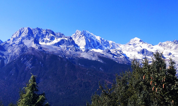 云南丽江玉龙雪山美景