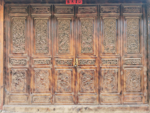 中式古建雕花木门