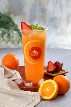 霜冰草莓橙饮品