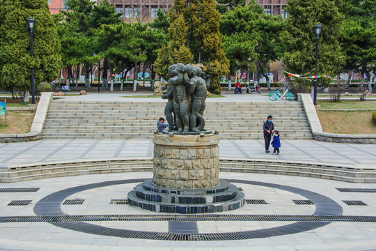 沈阳中山公园儿童群雕像俯视图