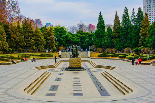 沈阳中山公园广场全景与雕塑