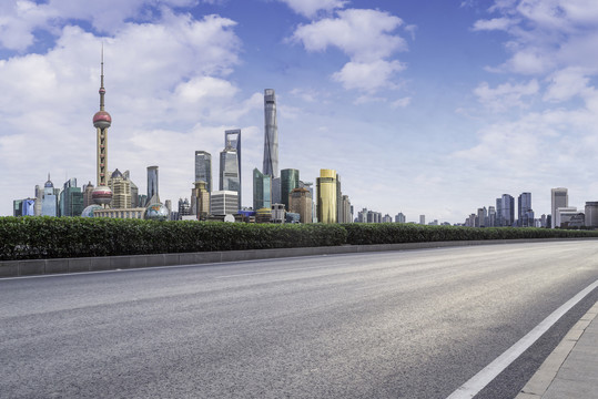 空旷无人混凝土道路和上海天际线