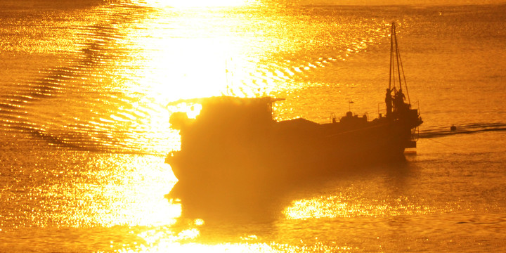 夕阳渔船