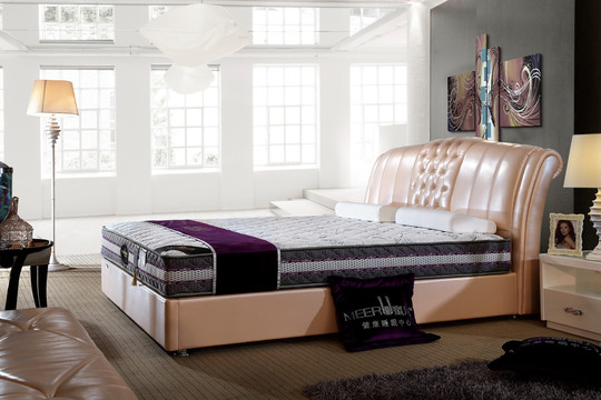 卧室房间软床真皮床床垫围边特写