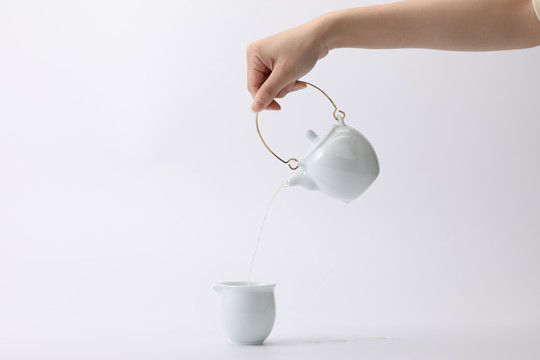 侧面倒茶