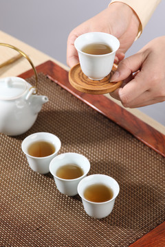 递茶