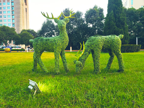 绿色植物鹿雕塑