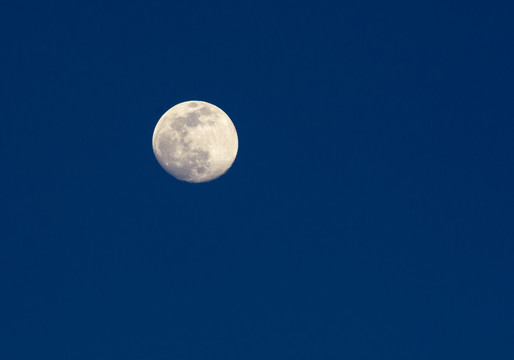 蓝色夜空一轮明月