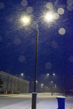 夜晚街道风雪交加