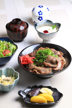 烤牛肉饭定食