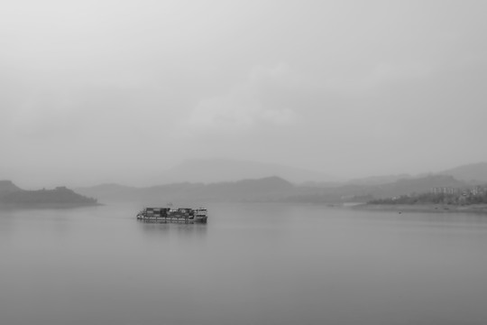 烟雨江景