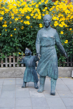 蒙古族母子雕塑