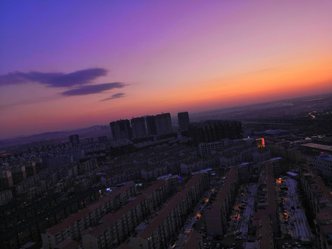 傍晚夕阳下的城市