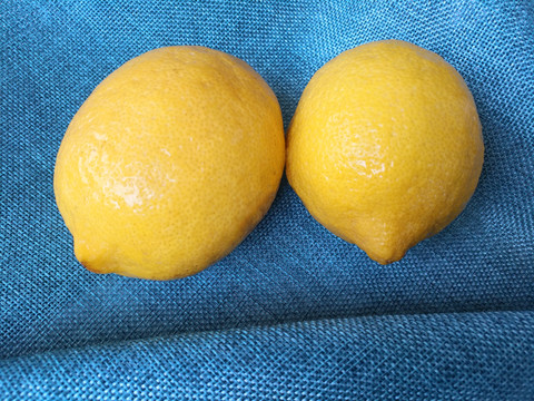 两个鲜果柠檬