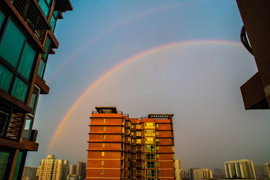 城市上空的彩虹