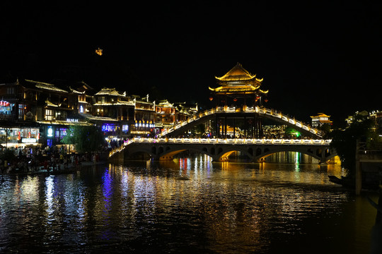 凤凰古城雪桥的夜景灯光