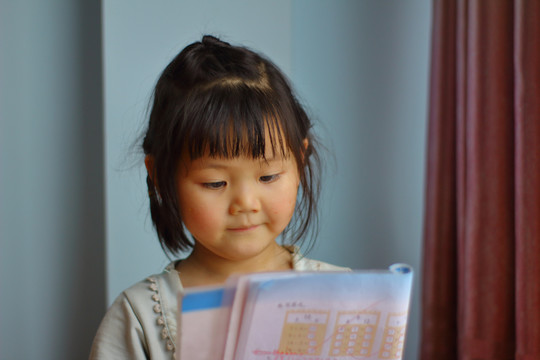 正在读书的小女孩