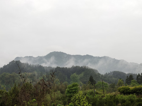 云雾缭绕的远山