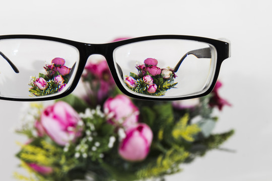 眼镜与花束