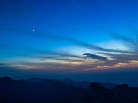 高山晨曦