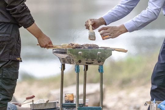 两位男人野外烤肉