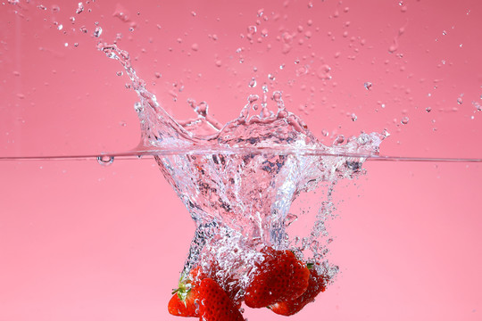 水中的草莓