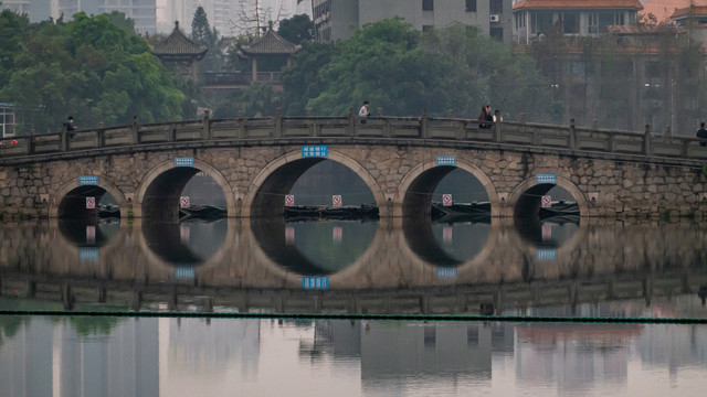 桥与倒影