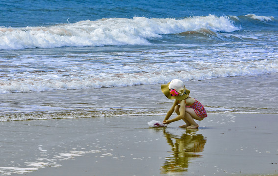 海边玩耍的小女孩