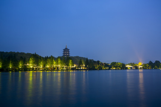 杭州西湖雷峰塔夜景