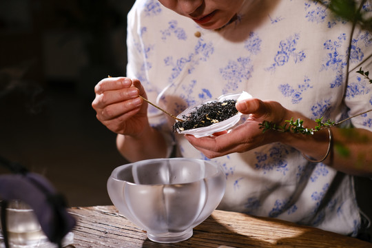 茶艺师正在泡茶