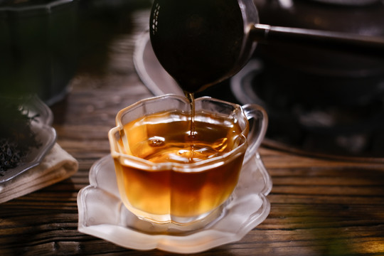 茶艺师正在泡茶