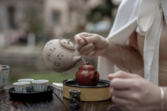 茶艺师正在泡茶