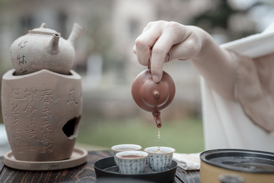 茶艺师正在泡茶