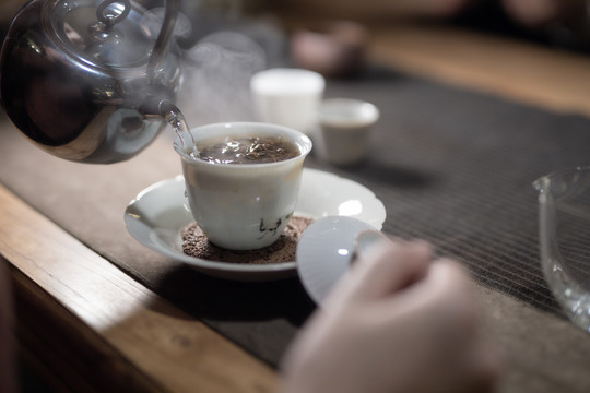 茶艺师正在泡茶