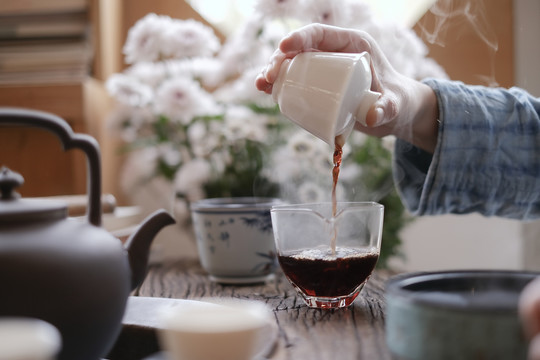 茶艺师正在泡茶