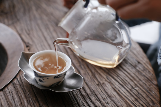 茶艺师正在泡茶