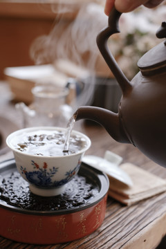 茶艺师正在泡茶