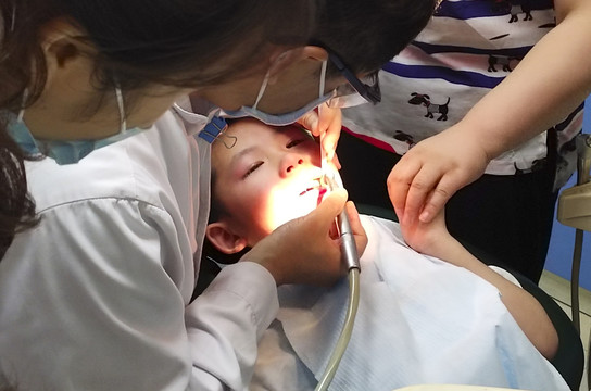 儿童牙齿检查