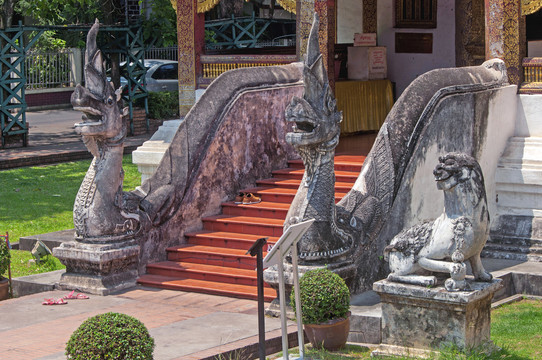 泰国寺庙佛殿前的瑞兽
