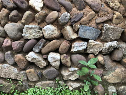 石头垒墙壁