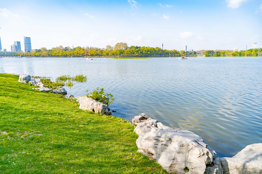 岸边湖水草坪空景背景素材蓝天